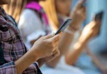 Screen Time’s Effect on Biological Aging Hands of young people using smartphones